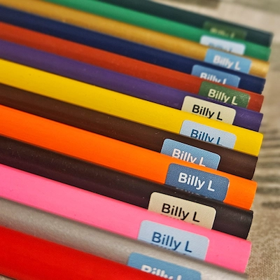 Lápis de cor coloridos com ministickers com o nome Billy L