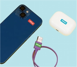 Celular azul, fone de ouvido e cabo de carregador com ministickers